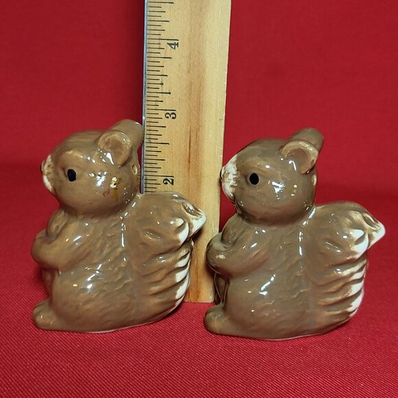 Vintage Squirrel Ceramic Glazed Salt and Pepper Shakers Set of 2 - Picture 5 of 10